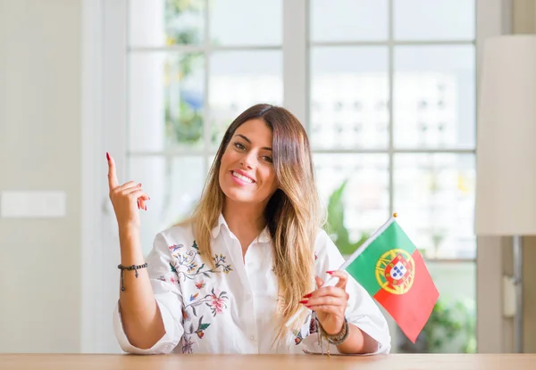 Mujer Joven Casa Sosteniendo Bandera Portugal Muy Feliz Señalando Con —  Fotos de Stock