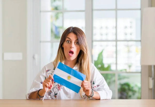 Ung Kvinna Hemma Hålla För Argentinsk Flagg Rädd Chock Med — Stockfoto