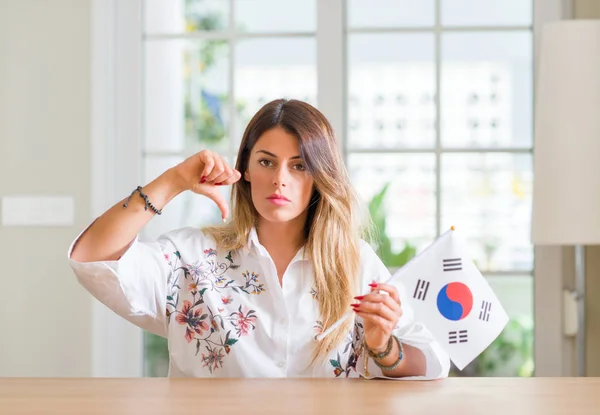 Mladá Žena Doma Drží Vlajku Jižní Koreje Naštvaný Obličej Záporné — Stock fotografie