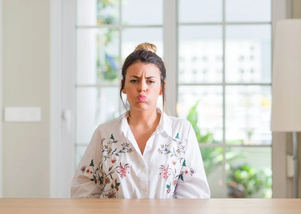 Jonge Vrouw Thuis Puffend Wangen Met Grappige Gezicht Mond Opgeblazen — Stockfoto