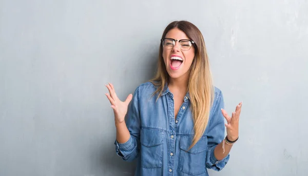 Mujer Adulta Joven Sobre Pared Gris Grunge Usando Gafas Locas —  Fotos de Stock