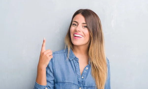 Joven Mujer Adulta Sobre Pared Grunge Gris Con Traje Mezclilla —  Fotos de Stock