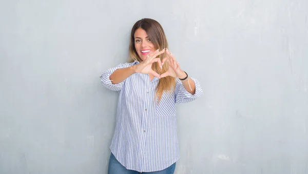 Giovane Donna Adulta Sopra Parete Grigia Grunge Indossando Abiti Lavoro — Foto Stock