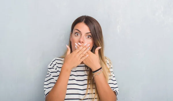 Junge Erwachsene Frau Über Grunge Grauer Wand Marineblauem Shirt Schockiert — Stockfoto