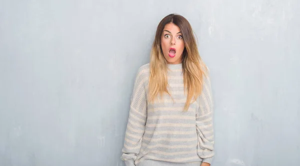 Mujer Adulta Joven Sobre Pared Gris Grunge Usando Suéter Invierno —  Fotos de Stock