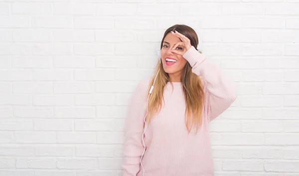 Mujer Adulta Joven Sobre Pared Ladrillo Blanco Con Auriculares Escuchando — Foto de Stock