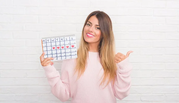 Joven Mujer Adulta Sobre Pared Ladrillo Blanco Celebración Período Calendario — Foto de Stock