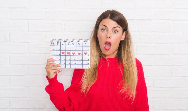 Giovane Donna Adulta Sopra Muro Bianco Calendario Periodo Detenzione Spaventato — Foto Stock