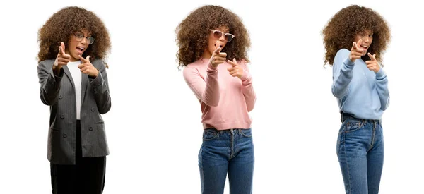 Farklı Giyen Afrikalı Amerikalı Genç Kadın Işaret Parmak Kamera Ile — Stok fotoğraf