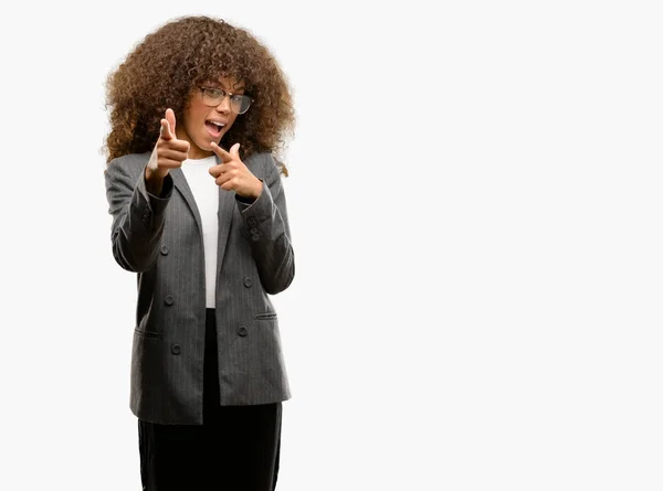 Mujer Negocios Afroamericana Con Gafas Apuntando Con Los Dedos Cámara — Foto de Stock