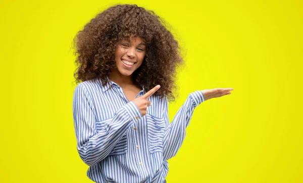 Africano Mulher Americana Vestindo Uma Camisa Listras Muito Feliz Apontando — Fotografia de Stock