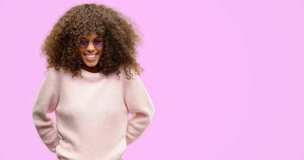 Mujer Afroamericana Vistiendo Suéter Rosa Con Una Cara Feliz Pie —  Fotos de Stock