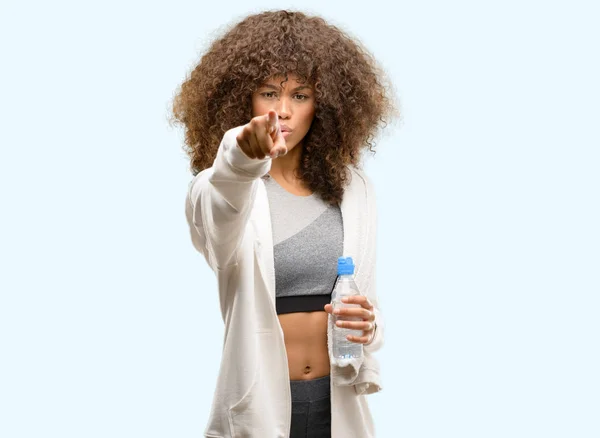 Africano Americano Fitness Mulher Segurando Garrafa Água Apontando Com Dedo — Fotografia de Stock