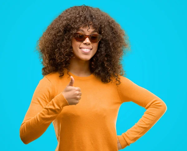 Africano Americano Mulher Vestindo Uma Camisola Orage Feliz Com Grande — Fotografia de Stock