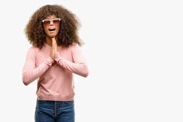 African American Woman Wearing Pink Sunglasses Begging Praying Hands Together — Stock Photo, Image