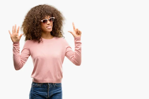 Africano Americano Mulher Vestindo Óculos Sol Rosa Mostrando Apontando Para — Fotografia de Stock