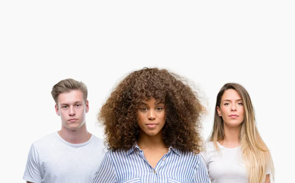 Група Молодих Людей Білому Тлі Впевненим Виразом Розумному Обличчі Мислення — стокове фото