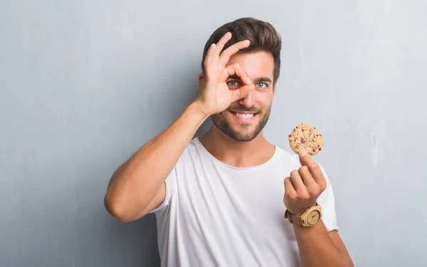 Beau Jeune Homme Sur Mur Gris Grunge Manger Chocolat Puce — Photo