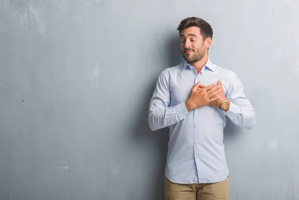 Knappe Jonge Zakenman Grijs Grunge Muur Dragen Elegant Shirt Glimlachend — Stockfoto