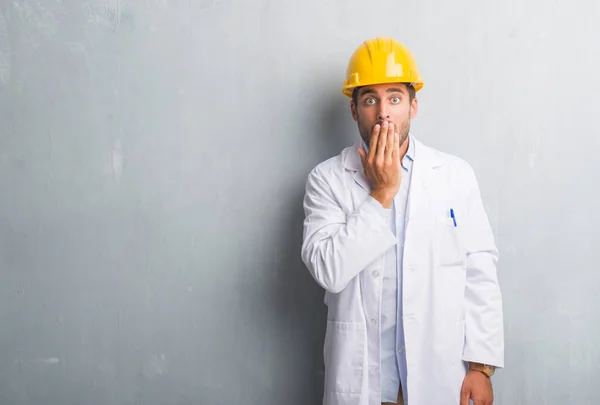 Handsome Young Engineer Man Grey Grunge Wall Wearing Safety Helmet — Stock Photo, Image
