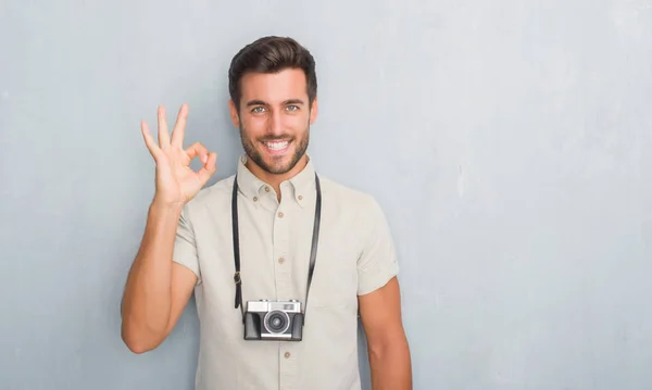 Yakışıklı Genç Adam Gri Grunge Duvar Holding Vintage Fotoğraf Makinesi — Stok fotoğraf