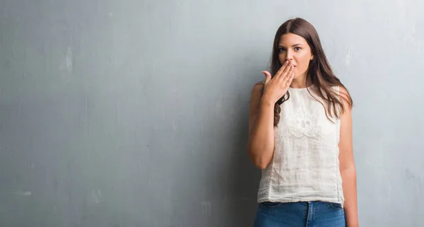 Jonge Brunette Vrouw Grunge Grijs Muur Dekking Mond Met Hand — Stockfoto