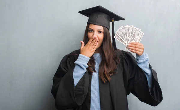 Joven Morena Sobre Pared Gris Grunge Vistiendo Uniforme Graduado Sosteniendo — Foto de Stock