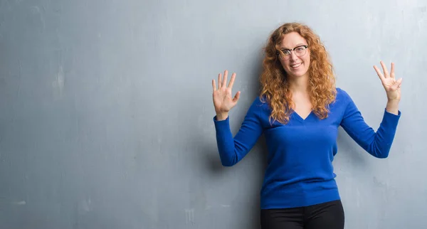 Jonge Roodharige Vrouw Grijs Grunge Muur Tonen Met Vingers Omhoog — Stockfoto