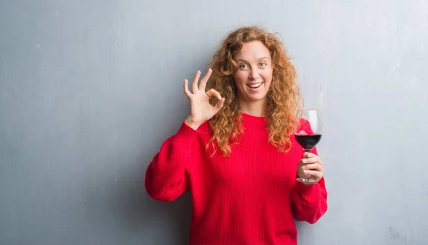 Joven Pelirroja Sobre Pared Gris Grunge Bebiendo Una Copa Vino — Foto de Stock