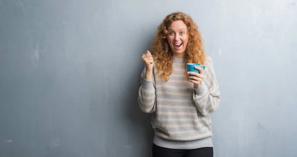 Young Redhead Woman Grey Grunge Wall Drinking Cup Coffee Screaming — Stock Photo, Image