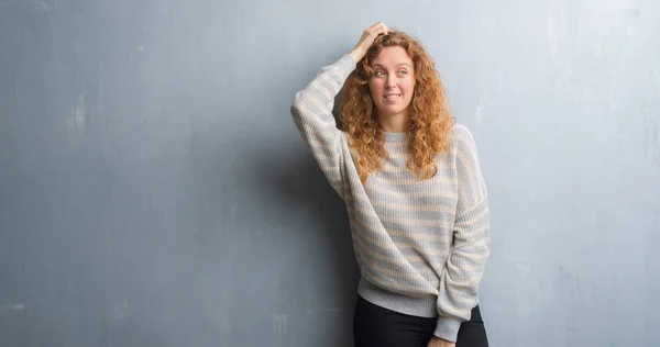 Mujer Pelirroja Joven Sobre Gris Pared Grunge Confundir Preguntarse Acerca —  Fotos de Stock