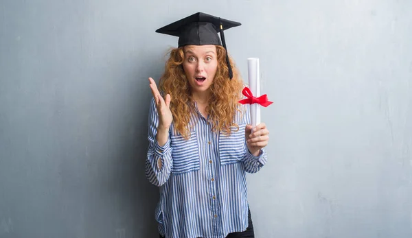 Joven Pelirroja Graduada Mujer Sobre Gris Grunge Pared Celebración Diploma —  Fotos de Stock