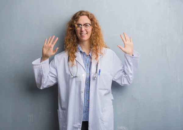 Jovem Ruiva Médico Mulher Sobre Cinza Grunge Parede Vestindo Casaco — Fotografia de Stock