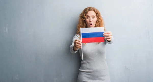 Gri Grunge Duvar Rusya Bayrağı Bir Sürpriz Yüz Korkuyor Heyecanlı — Stok fotoğraf