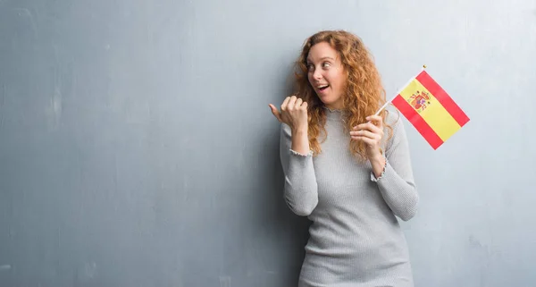 Junge Rothaarige Frau Über Grauer Grunge Wand Mit Spanischer Flagge — Stockfoto