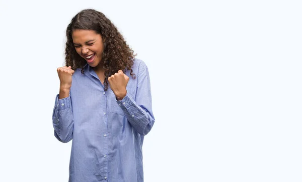 Jovem Hispânica Mulher Negócios Muito Feliz Animado Fazendo Gesto Vencedor — Fotografia de Stock