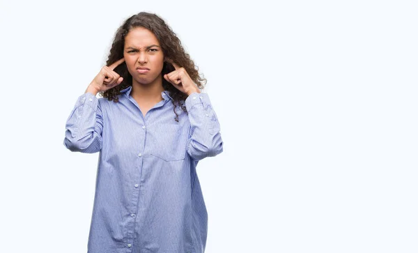 Junge Hispanische Geschäftsfrau Die Ohren Mit Fingern Mit Genervtem Gesichtsausdruck — Stockfoto