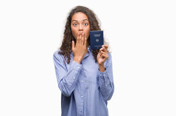 Jovem Hispânica Segurando Passaporte Alemanha Cobrir Boca Com Mão Chocada — Fotografia de Stock