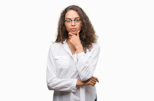 Hermosa Joven Hispana Mirando Confiada Cámara Con Sonrisa Con Los —  Fotos de Stock