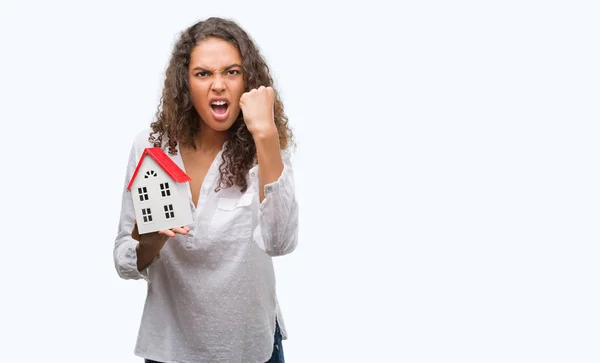 Jeune Hispanique Agent Réel Femme Tenant Petite Maison Ennuyé Frustré — Photo