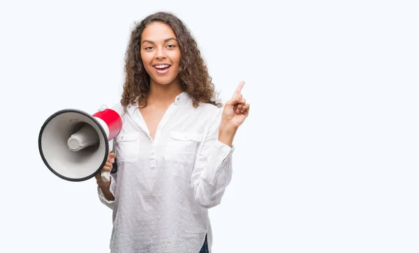 Jonge Spaanse Vrouw Megafoon Erg Blij Met Hand Vinger Wijzen — Stockfoto