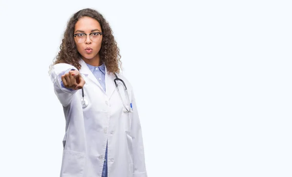 Młody Lekarz Hiszpanin Kobieta Wskazując Palcem Aparatu Ciebie Znak Ręką — Zdjęcie stockowe