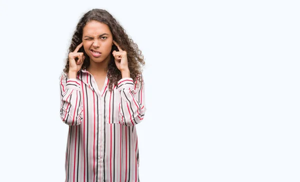 Vacker Ung Spansktalande Kvinna Som Täcker Öronen Med Fingrar Med — Stockfoto