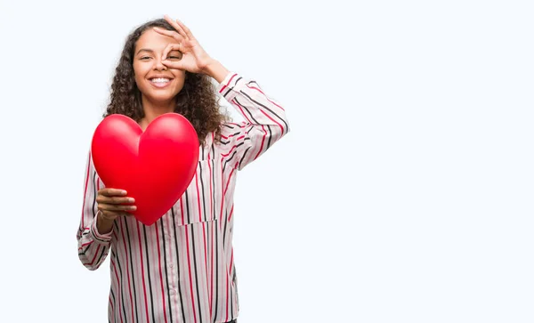 Jovem Hispânica Amor Segurando Coração Vermelho Com Rosto Feliz Sorrindo — Fotografia de Stock