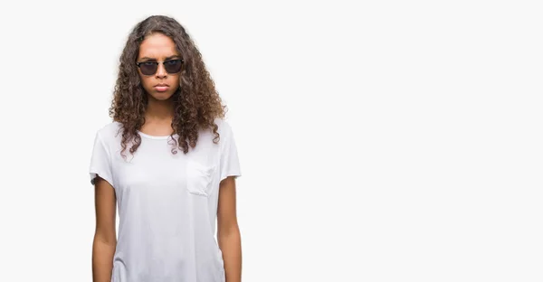 Mujer Hispana Joven Usando Gafas Sol Escéptica Nerviosa Frunciendo Ceño —  Fotos de Stock