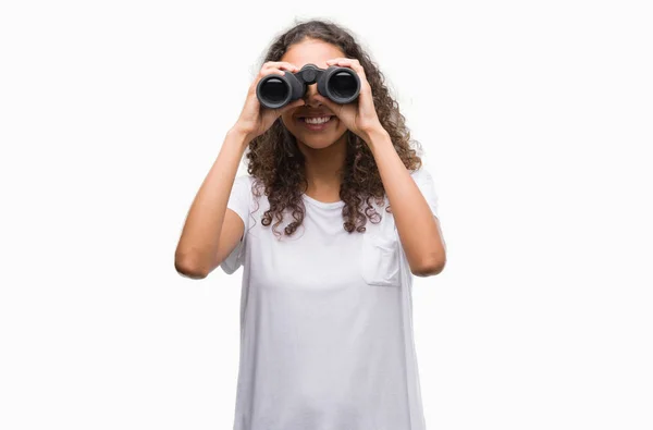 Junge Hispanische Frau Blickt Durch Ein Fernglas Mit Einem Glücklichen — Stockfoto