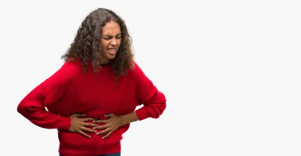 年轻的西班牙裔妇女穿着红色毛衣 手放在胃部 因为消化不良 痛苦的疾病感觉不适 疼痛概念 — 图库照片