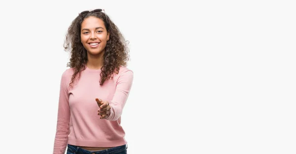 Vakre Unge Hispanic Kvinne Med Solbriller Smilende Vennlig Tilbyr Håndtrykk – stockfoto