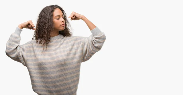 Mooie Jonge Spaanse Vrouw Dragen Strepen Trui Weergegeven Armen Spieren — Stockfoto