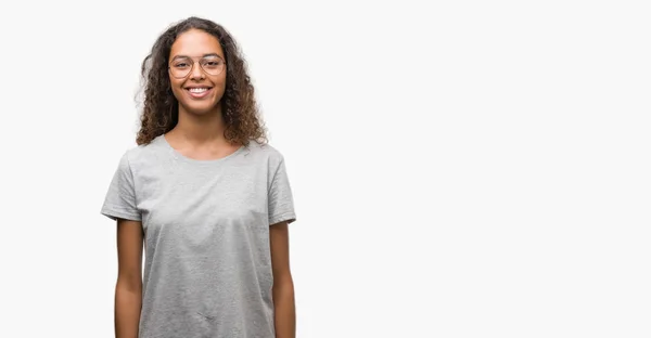 Hermosa Mujer Hispana Joven Con Gafas Con Una Sonrisa Alegre — Foto de Stock